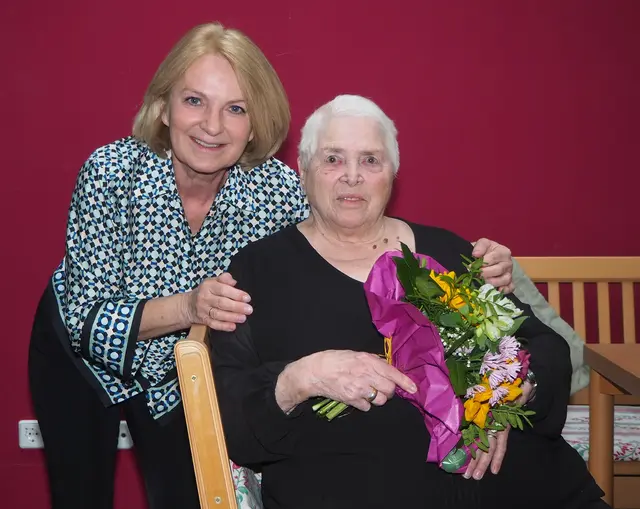 Vizebürgermeisterin Eva Hollerer mit Erna Höchtl. | Foto: Stadt Krems