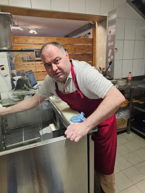 Pfarrer Otto hilft ebenfalls mit. | Foto: Mimoza