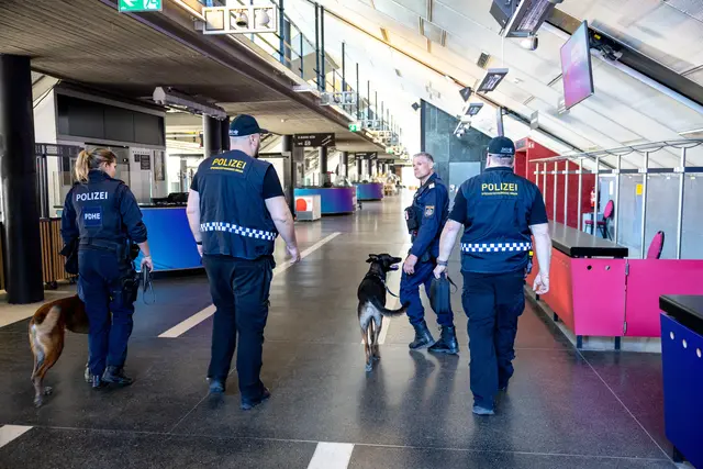 Alle Aufbauarbeiten wurden stundenlang eingestellt, um den Hauptbereich mit den Spezial-Hundeeinheiten der Polizei einer abschließenden Sicherheitsdurchsuchung zu unterziehen. | Foto: ORF/Christian Öser