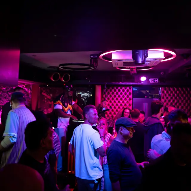 Whine n Kotch starte mit DJ Limbo und DJ Dhami im Welser Wildwechsel voll durch. | Foto: Marmazing Productions/Leitner