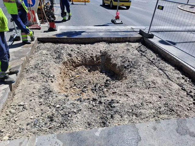 In der Fahrbahn am Handelskai tat sich in der Nacht auf Mittwoch plötzlich ein Loch auf. Auf dem Bild wurde der umliegende Asphalt bereits abgetragen, um den Hohlraum (Bildmitte) entfernen zu können. | Foto: MA 28 - Straßenverwaltung und Straßenbau