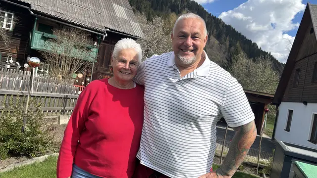 Franz "The Austrian Rock" Müllner mit seiner Mama Maria Müllner. Franz und MeinBezirk Lungau haben sie kurz vor dem Muttertag besucht. | Foto: pjw