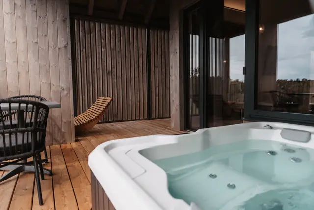 Die Lodges laden zum Entspannen und Genießen ein. | Foto: Michaela Lorber