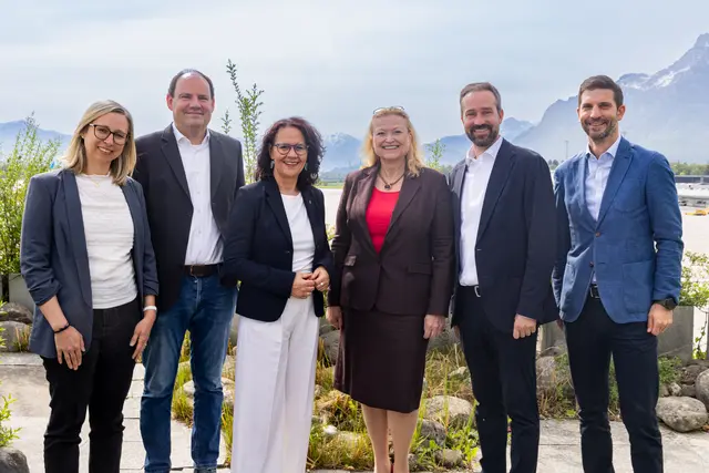 v.L.n.R Dagmar Lahnsteiner, Thomas Prinz (beide von iSpace), Landesrätin Daniela Gutschi,  Flughafen Salzburg Geschäftsführung Bettina Ganghofer, Landeshauptfrau-Stellvertreter Stefan Schnöll, Wolfgang Mittermayr (Flughafen Salzburg) | Foto: Flughafen Salzburg