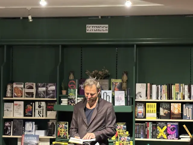 Philipp Hochmair las aus verschiedenen Teilen seines Buches vor. | Foto: Emanuel Hasenauer