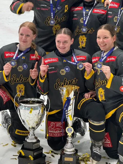 Jubel über den Titelgewinn - und auch Hannah Leitner (Mitte) zeigte auf! | Foto: Leitner