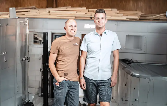 Mario und Günter Hari setzen mit der Einrichtung des Bürogebäudes in Pinggau auf Qualität und maßgeschneiderte Lösungen. | Foto: Mario Hari (KI bearbeitet)