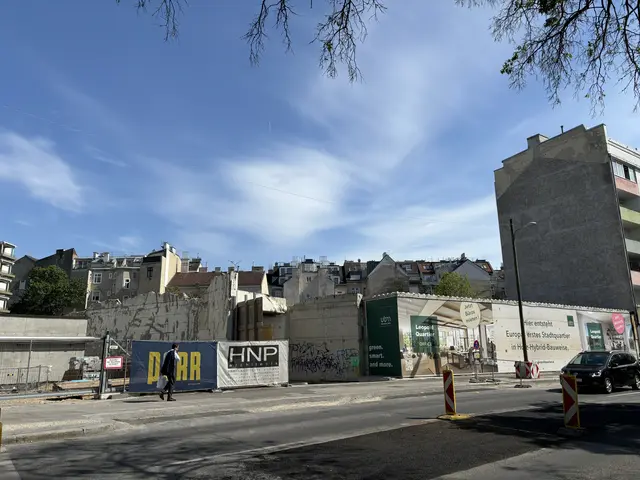 Hier werden ab 2027 ein Hotel und ein weiteres Wohngebäude errichtet.  | Foto: Luca Arztmann