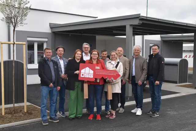 Die Schlüsselübergabe an zwei Mieterinnen bedeutete die symbolische Finalisierung des Bungalowprojekts am Sportplatz. | Foto: MeinBezirk/Michael Strini