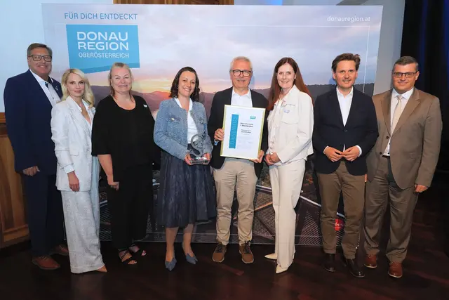 Der "Danubius 2026" ging an das 1. Wanderdorf Oberösterreichs in Bad Kreuzen. Am Bild von links Friedrich Kaindlstorfer (Aufsichtsratsvorsitzender Tourismusverband Donauregion Oberösterreich), Silvia Schneider (Moderatorin), Karin Wundsam (Obfrau Werbegemeinschaft Donauregion Oberösterreich), Maria Aichinger (Tourismusverein Gsund Leben Bad Kreuzen), Manfred Nenning (Bgm. Bad Kreuzen), Petra Riffert (Geschäftsführerin Donauregion Oberösterreich), Andreas Winkelhofer (Oberösterreich Tourismus GmbH) und Manfred Hinterdorfer (Leader Geschäftsführer Perg-Strudengau). | Foto: Wolfram Heidenberger/imageschmiede.at