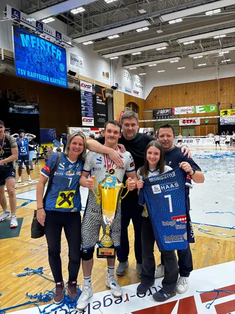 Daniel Brandstetter (2.v.li.) mit dem Meisterpokal, als Gratulanten seine Mutter Karin Brandstetter, Maria Leithold und Stiefvater Alfred Leithold. | Foto: GEPA pictures