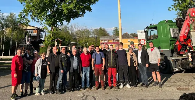 Das gemeinsame Maibaumaufstellen ist eine beliebte Tradition und zahlreiche Besucher waren auch heuer wieder gerne dabei – anschließend ließ man den Nachmittag gesellig ausklingen. | Foto: Privat