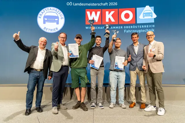 V. l.: Harald Ebenhofer, Direktor Berufsschule Steyr 1, Bernhard Leitgeb, Direktor Berufsschule Mattighofen, Lukas Hauer (2. Platz), Lukas Stütz (1. Platz), Dominik Hartl (3. Platz), Andreas Hansinger, Bildungsreferent oö. Fahrzeugtechnik, Daniel Holzinger, Landesinnungsmeister Fahrzeugtechnik | Foto: cityfoto.at