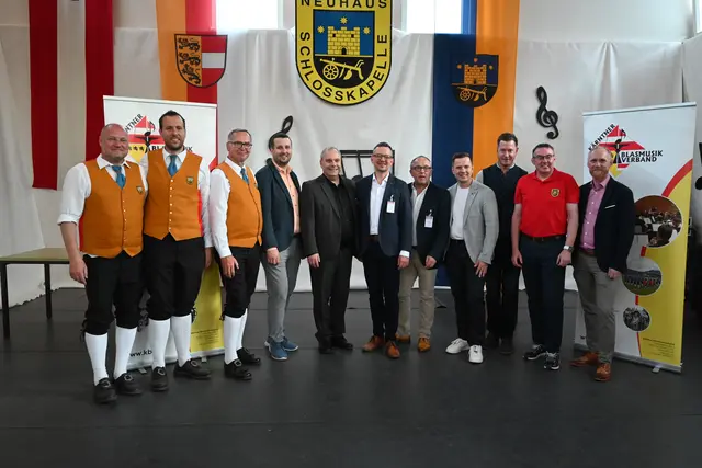 Organisationskomitee von links nach rechts: Gerhard Skubel (Obmann-Stv. Schlosskapelle Neuhaus), Hannes Hirm (Obmann Schlosskapelle Neuhaus), Josef Hirm (Bezirksobmann KBV Völkermarkt), Lukas Marek (Jury), Andreas Simbeni (Jury), Daniel Weinberger (Landeskapellmeister), Anton Mauerhofer (Jury), Patrick Skubel (Bgm. Gemeinde Neuhaus), Christian Neuwersch (Bezirkskapellmeister KBV Völkermarkt), Christian Souri (Fotograf), Stefan Süssenbacher (Landesobmann KBV) | Foto: Kärntner Blasmusikverband