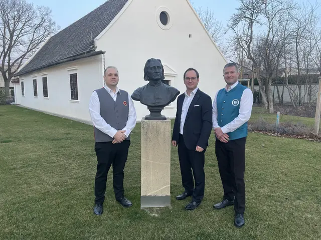 Kapellmeister Sopron Balàzs Szehàgel, Obmann Raiding Markus Landauer und Kapellmeister Raiding Balàzs Ferenczi. | Foto: Gemeinde Raiding