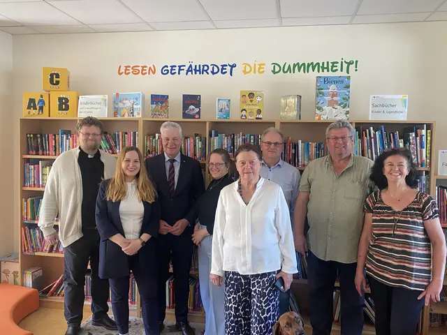 Leopold Klenkhart (Pfarrmoderator), Kerstin Mayer (Treffpunkt Bibliothek), Landesrat Anton Kasser, Sabine Nikitscher (Leitung Bücherei), Karin Reichert, Bürgermeister Erwin Häusler, GR Günther Franz, Birgit Franz | Foto: Treffpunkt Bibliothek