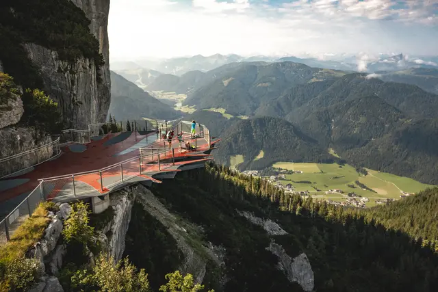 Weitblick im Drei‑Länder‑Eck: Die spektakuläre Aussichtsplattform eröffnet freie Blicke über Täler,
Almen und Gipfel von Tirol, Salzburg und Bayern. | Foto: Bergbahn Steinplatte