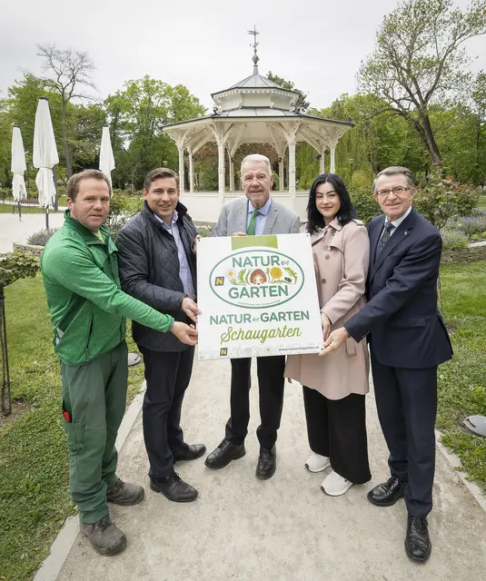 Martin Mayerhofer (Grünraum), Grünraum-Leiter Florian Fux, Bürgermeister Klaus Schneeberger (ÖVP), Theres Adler (Tourismus Stadt Wiener Neustadt) und Stadtrat Franz Piribauer (ÖVP).
 | Foto: Stadt Wiener Neustadt/Weller