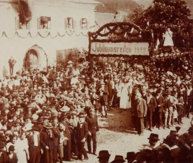 Eine historische Aufnahme vom Jubiläumsreiten 1922, also es noch alle 50 Jahre eine lebende Jungfrau gab. Heutzutage findet das Jubiläumsreiten alle 25 Jahre statt - das nächste Mal im Jahr 2047. | Foto: Marktgemeinde Weitensfeld