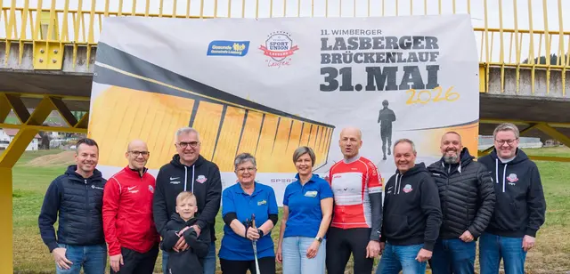 Das Brückenlaufteam freut sich auf viele Teilnehmer und Zuschauer (von links): Christian Wimberger, Alfons Maderthaner, Martin Leitner mit Luis, Gerlinde Tucho, Heidi Leonhartsberger, Franz Reisinger, Mario Stütz, Florian Böttcher und Wolfgang Affenzeller. Es fehlt auf dem Foto: Hans Affenzeller. | Foto: Böttcher