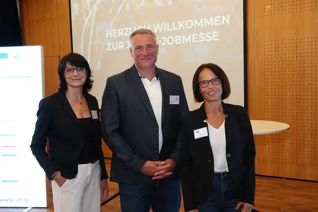 Das Team des Schulungszentrums sowie Sabine Gaßner (r.) vom AMS freuten sich über das große Interesse. | Foto: MeinBezirk/Michael Blinzer