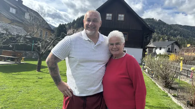 Franz "The Austrian Rock" Müllner mit seiner Mama Maria Müllner. Franz und MeinBezirk Lungau haben sie kurz vor dem Muttertag besucht. | Foto: pjw