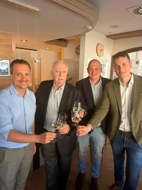 Das Hollabrunner Trio Patrick Eber, Stefan Hinterberger und Johannes Leitner im gemeinsamen Austausch mit Dr. Michael Häupl nach der SPÖ‑Klausur in Schwechat. | Foto: Hinterberger