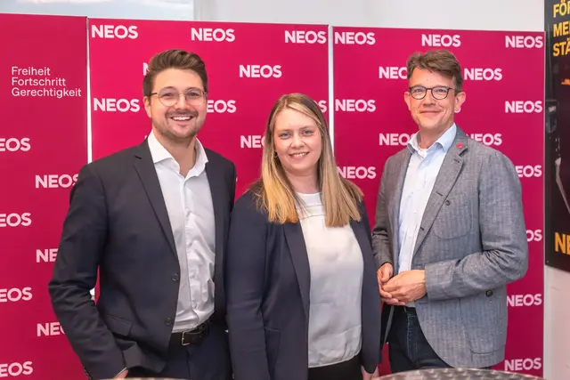 Fordern einen Fixplatz für alle Kinder: Niko Swatek, Carolin Mölzer und Philipp Pointner (v. l.) | Foto: Neos Steiermark