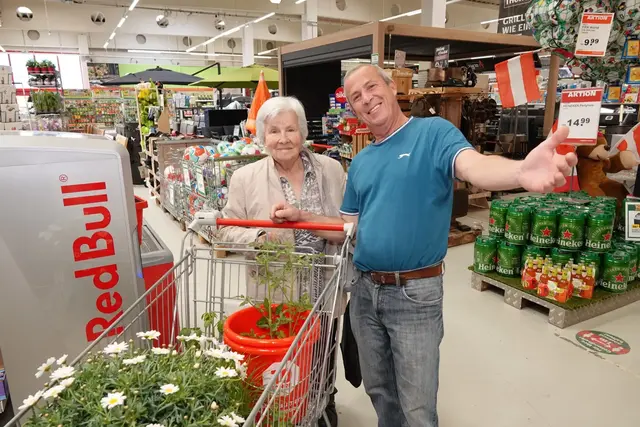 Viele glückliche Gesichter: Die Kundinnen und Kunden nutzen das Wochenende, um im Hagebaumarkt einkaufen zu gehen.  | Foto: MeinBezirk/Michael Blinzer