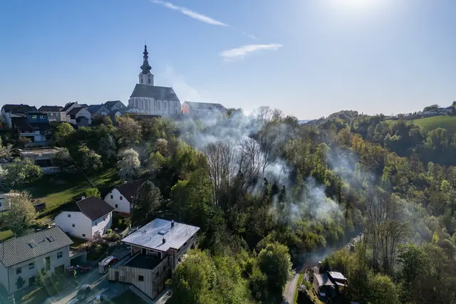 Rauchwolken über Gramastetten: Die Feuerwehren konnten eine weitere Ausbreitung des Feuers verhindern. | Foto: FOTOKERSCHI / MARTIN SCHARINGER