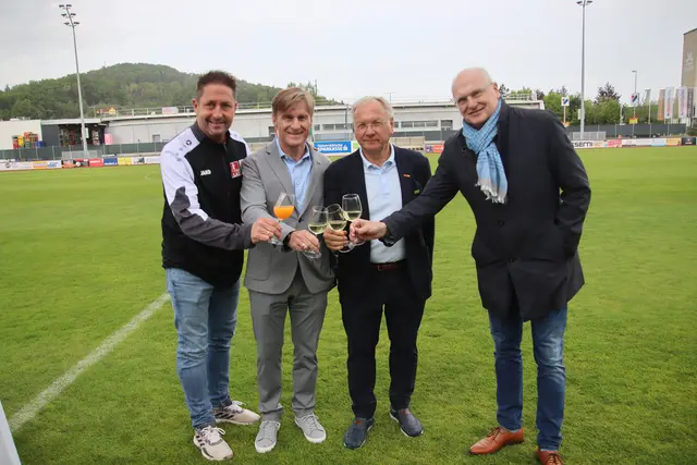 Martin Amerhauser, Walter Hörmann, Josef Ober und Wolfgang Bartosch (v.l.)bstoßen auf das Feldbacher LAZ an. | Foto: MeinBezirk/Herwig Brucker