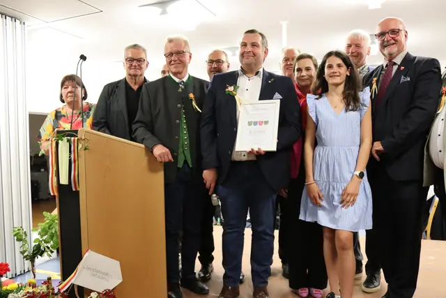 Bürgermeister aus den unterschiedlichsten Gemeinden kamen vorbei und feierten gemeinsam mit Glanznig den Abschied aus der Politik. | Foto: MeinBezirk/Chiara Kresse