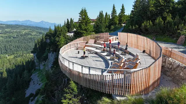Bewegung und Entspannung mit Bergblick: Auf der Panorama Muschel aus Lärchenholz auf der Steinplatte treffen Fitness‑, Yoga‑ und Achtsamkeitsangebote auf beeindruckendes
Alpenpanorama. | Foto: Bergbahn Steinplatte