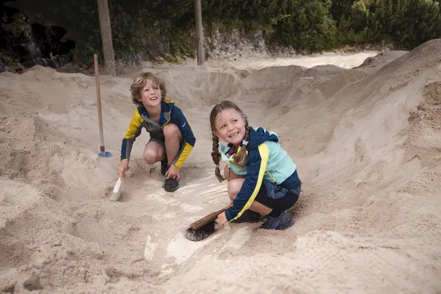 Auf Spurensuche in der Urzeit: Bei der Fossiliengrabung werden Kinder selbst zu kleinen Paläontologen und entdecken spielerisch Spuren längst vergangener Zeiten. | Foto: Bergbahn Steinplatte