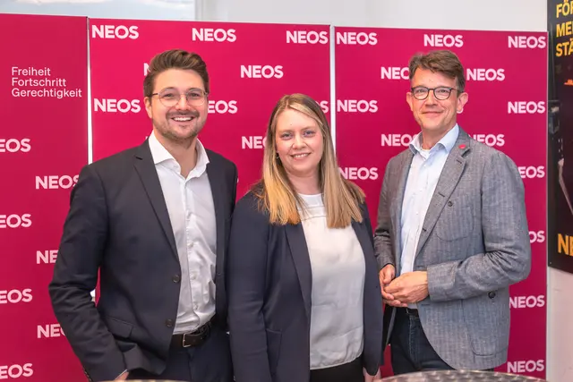 Fordern einen Fixplatz für alle Kinder: Niko Swatek, Carolin Mölzer und Philipp Pointner (v. l.) | Foto: Neos Steiermark