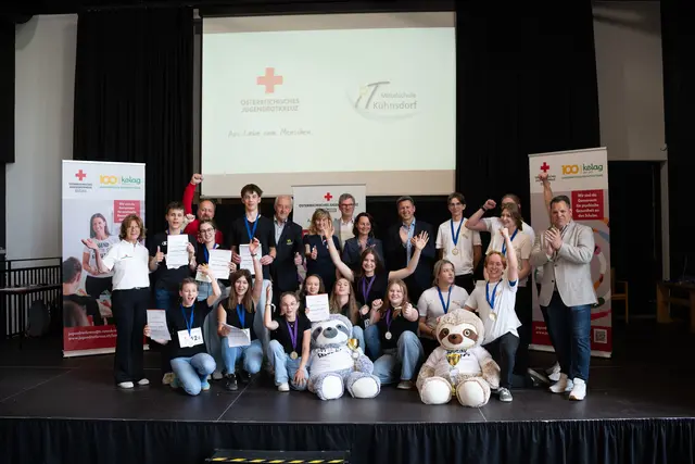 Die Siegerteams des Landesjugendbewerbs in Erster Hilfe: HTL Villach, BG Tanzenberg und MS St. Jakob vertreten Kärnten beim Bundesbewerb am Maltschachersee. | Foto: Rotes Kreuz/Damir Bijedic