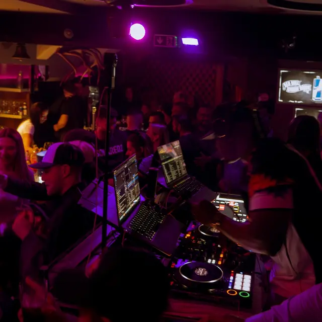 Whine n Kotch starte mit DJ Limbo und DJ Dhami im Welser Wildwechsel voll durch. | Foto: Marmazing Productions/Leitner