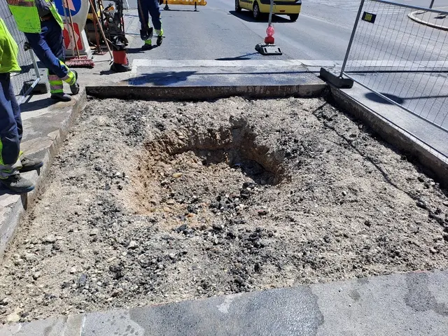 In der Fahrbahn am Handelskai tat sich in der Nacht auf Mittwoch plötzlich ein Loch auf. Auf dem Bild wurde der umliegende Asphalt bereits abgetragen, um den Hohlraum (Bildmitte) entfernen zu können. | Foto: MA 28 - Straßenverwaltung und Straßenbau
