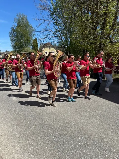 Maibaum in Klam. Eine Initiative der Landjugend Klam mit Feuerwehr und Musik. | Foto: Landjugend Klam