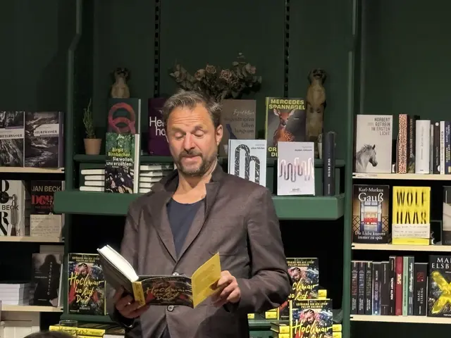 Philipp Hochmair bei der Performance. | Foto: Emanuel Hasenauer