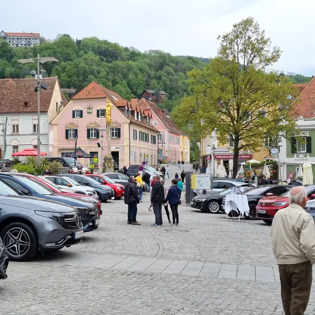 Wenn sich der Hauptplatz in Hartberg wieder mit Automobilen aller Art füllt, dann findet einmal mehr der Autofrühling statt. Events und Veranstaltungen warten übrigens sowohl Freitag, 8. Mai, als auch Samstag, 9. Mai. | Foto: Stadtmarketing Hartberg