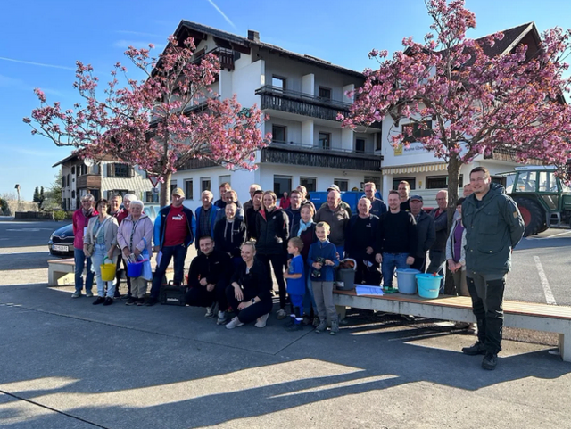 Einsatz für die Dorfgemeinschaft: Freiwillige bereiteten die Krone in Übersaxen für die Wiedereröffnung vor. | Foto: Gemeinde