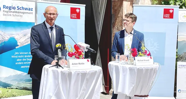 Landeshauptmann Anton Mattle und Bezirkshauptmann Michael Brandl. Die neue Lösung ist nun an allen Tiroler Bezirkshauptmannschaften im Einsatz und vereinfacht den Ablauf für Bürger und Verwaltung.

Foto: Archiv | Foto: Land Tirol