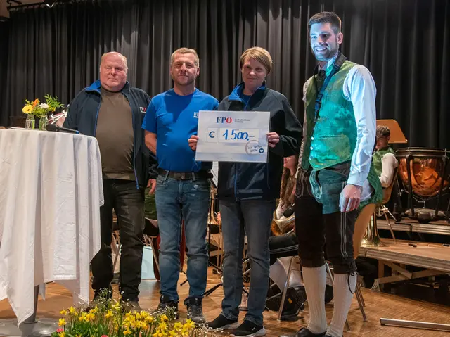 v.l.n.r.: Gerald Leidinger, GR Andreas Zauner, Regina Zauner und Georg Hehenberger (Obmann des MV Stroheim) | Foto: FPÖ Stroheim