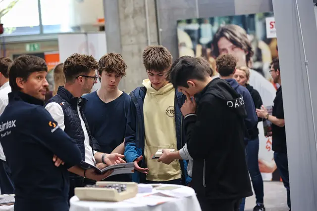 Zahlreiche Schüler informierten sich an den Ständen und erhielten wertvolle Einblicke in mögliche Berufsfelder. | Foto: HTL1 Bau&amp;Design