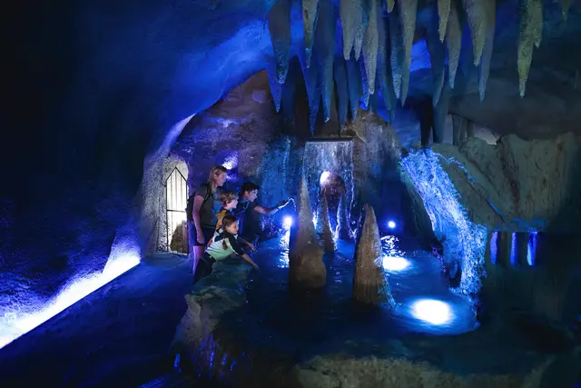 Faszination unter Tage: Die geheimnisvolle Tropfsteinhöhle im Triassic Center ermöglicht spannende Entdeckungen im Inneren des Berges – auch bei Schlechtwetter ein besonderes Erlebnis. | Foto: Bergbahn Steinplatte