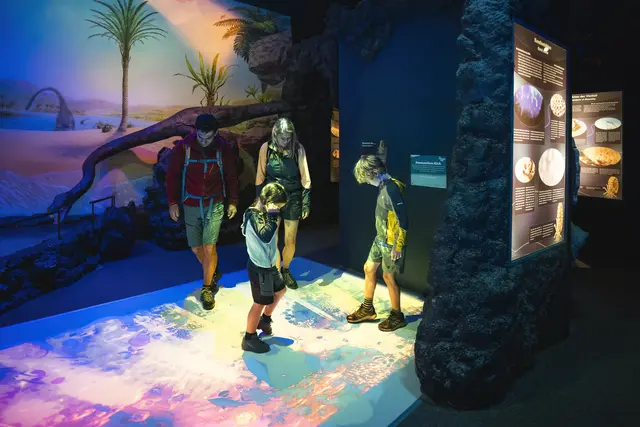 Urzeit zum Entdecken: Interaktive Ausstellungen im Triassic Center machen Erdgeschichte und Lebensräume der Dinosaurier auch im Inneren des Berges anschaulich erlebbar. | Foto: Bergbahn Steinplatte