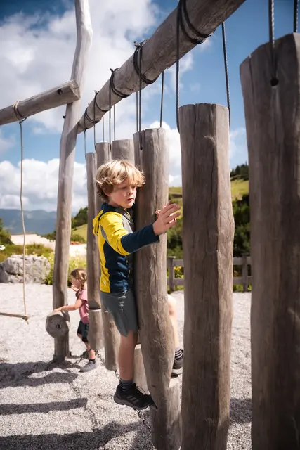 Bewegung und Geschick: Naturnahe Spiel‑ und Balanceelemente laden Kinder zum Klettern, Balancieren und Ausprobieren ein. | Foto: Bergbahn Steinplatte