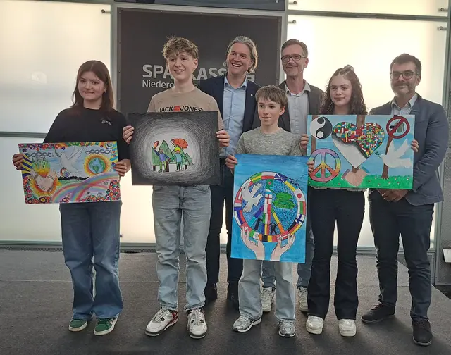 Rauchenberger (BRG/BORG St. Pölten), Jonas Krutzler (Mary Ward Privatgymnasium), Dominik Mesner (Präsident Lions Club St. Pölten), Klemens Ertel (MS Karlstetten), Dr. Martin Feistritzer (Organisation Lions Club), Lea Kovacic (MS Karlstetten) , Arman Kalteis (Öffentlichkeitsarbeit Sparkasse Niederösterreich Mitte West). | Foto: Sparkasse