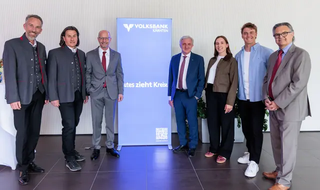 Bernhard Pichler-Koban und Hannes Gütler, Wolfgang Mandl und Alfred Holzer, Daniela Ulbing und Felix Oschmoutz sowie Wilfried Aichinger.
 | Foto: Wolfgang Jannach | Volksbank Kärnten eG